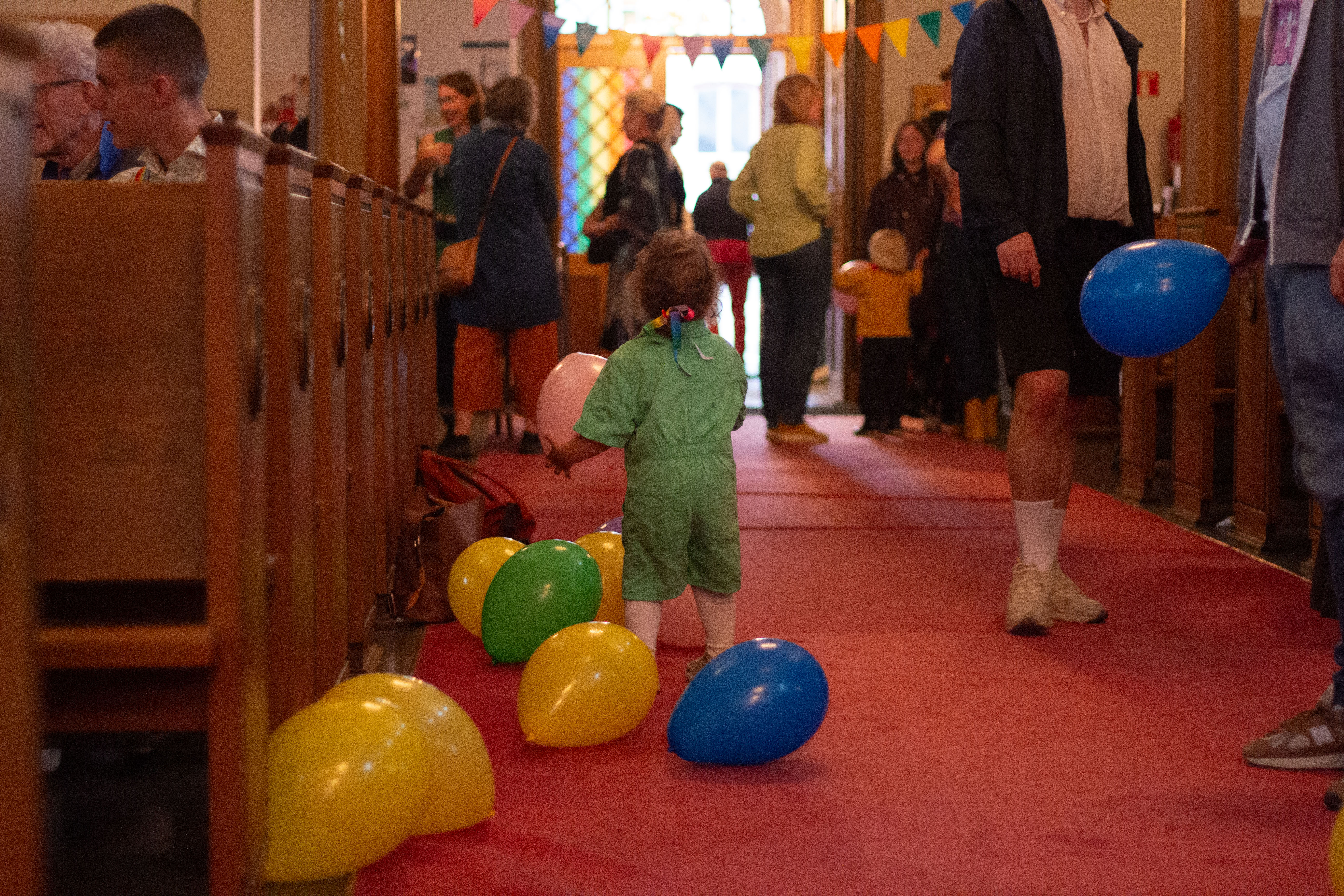 barn leker med ballonger